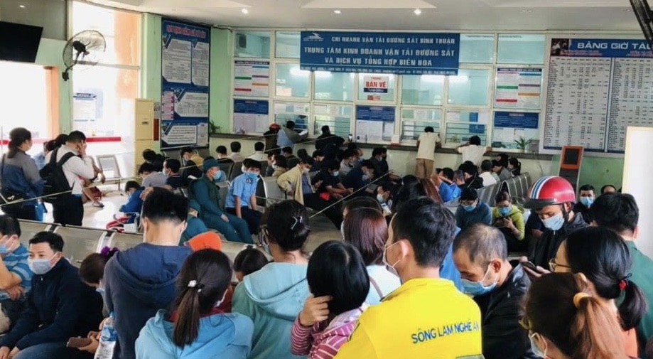 Giá vé máy bay &quot;trên trời&quot;, người lao động Đồng Nai kéo nhau mua vé tàu về quê ăn tết - Ảnh 2.