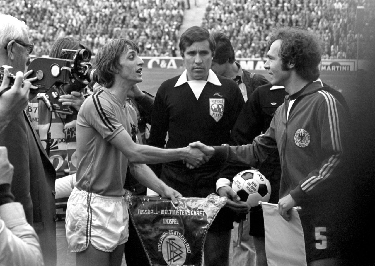 “Hoàng đế” Beckenbauer đã làm gì để hạ gục “Thánh” Cruyff tại World Cup 1974? - Ảnh 3.
