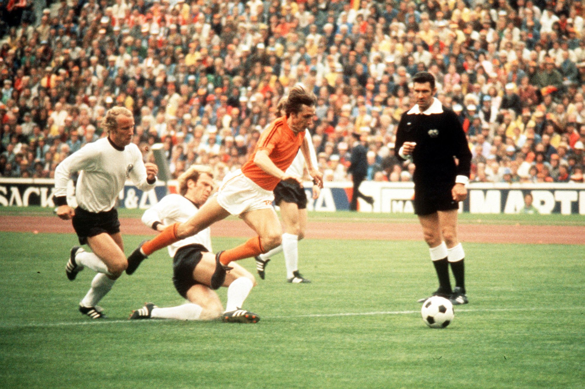 “Hoàng đế” Beckenbauer đã làm gì để hạ gục “Thánh” Cruyff tại World Cup 1974? - Ảnh 4.