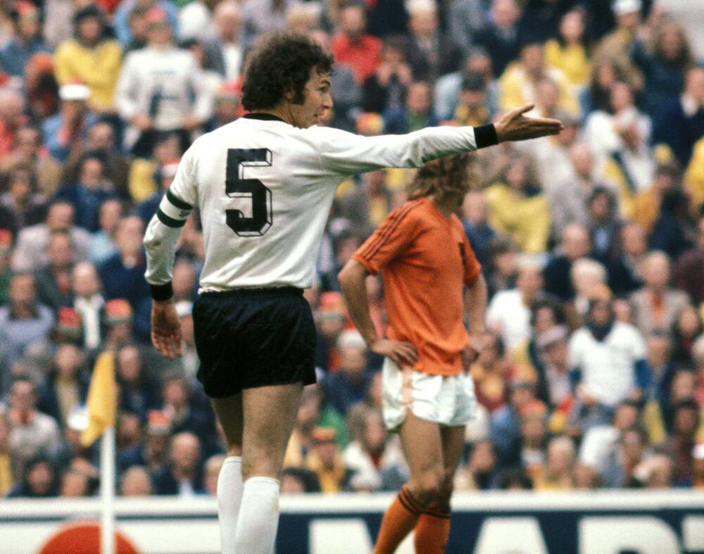 “Hoàng đế” Beckenbauer đã làm gì để hạ gục “Thánh” Cruyff tại World Cup 1974? - Ảnh 2.