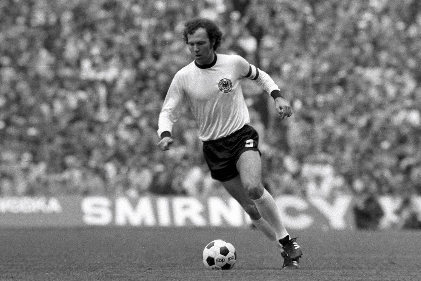 “Hoàng đế” Beckenbauer đã làm gì để hạ gục “Thánh” Cruyff tại World Cup 1974? - Ảnh 1.
