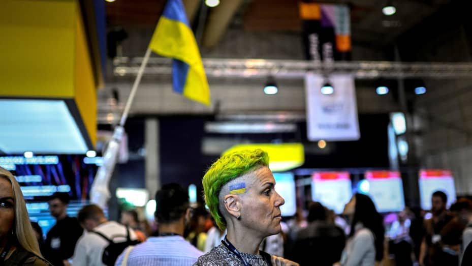 Một người tham dự đi ngang qua gian hàng Ukraine tại hội nghị công nghệ Web Summit 2022 ở Lisbon, Bồ Đào Nha. Ảnh: @Patricia De Melo Moreira.