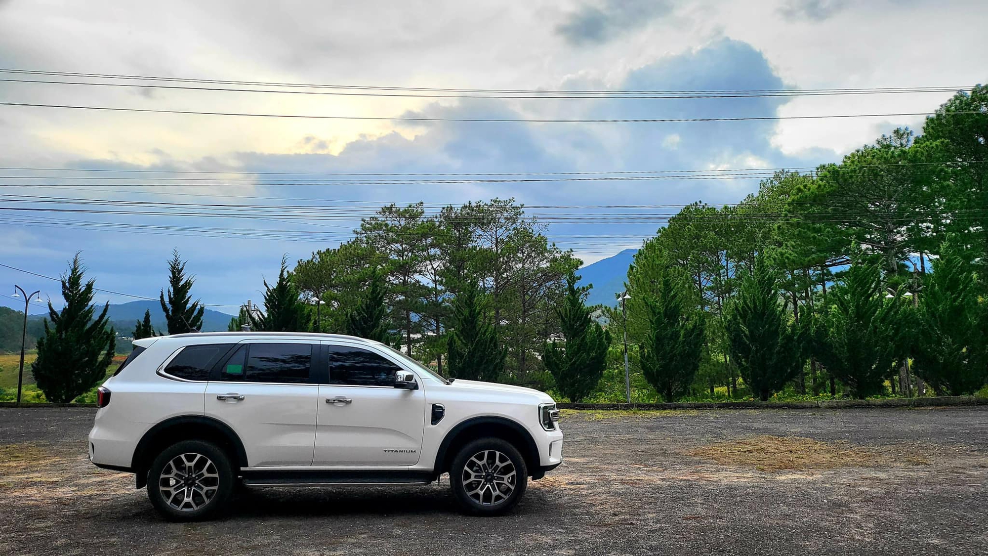 Ford Everest 2022 chạy hơn 4.000km rao bán lỗ ngỡ ngàng - Ảnh 2.