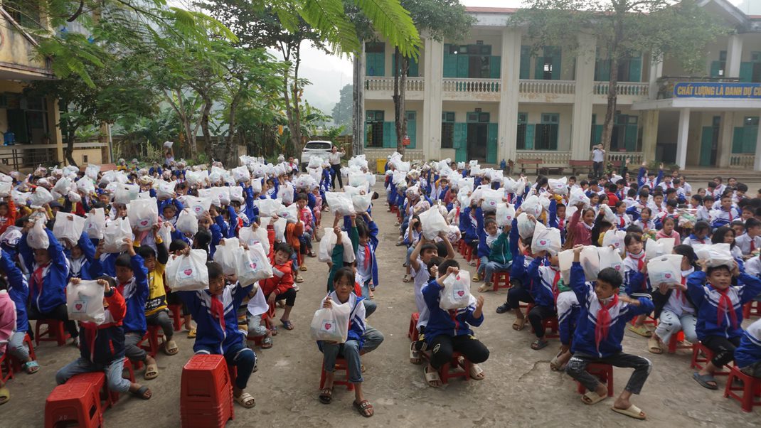 “VinaPhone kết nối yêu thương - Đông ấm cho em” tại Kim Bôi, Hòa Bình - Ảnh 5.