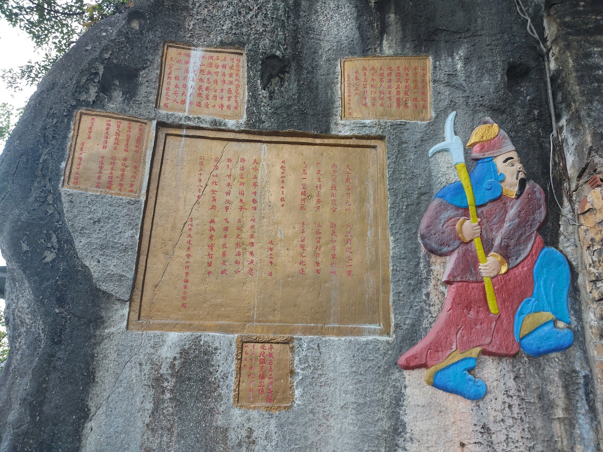 Vụ tô vẽ lòe loẹt chùa Quan Thánh: 8 cán bộ bị xử lý  - Ảnh 1.