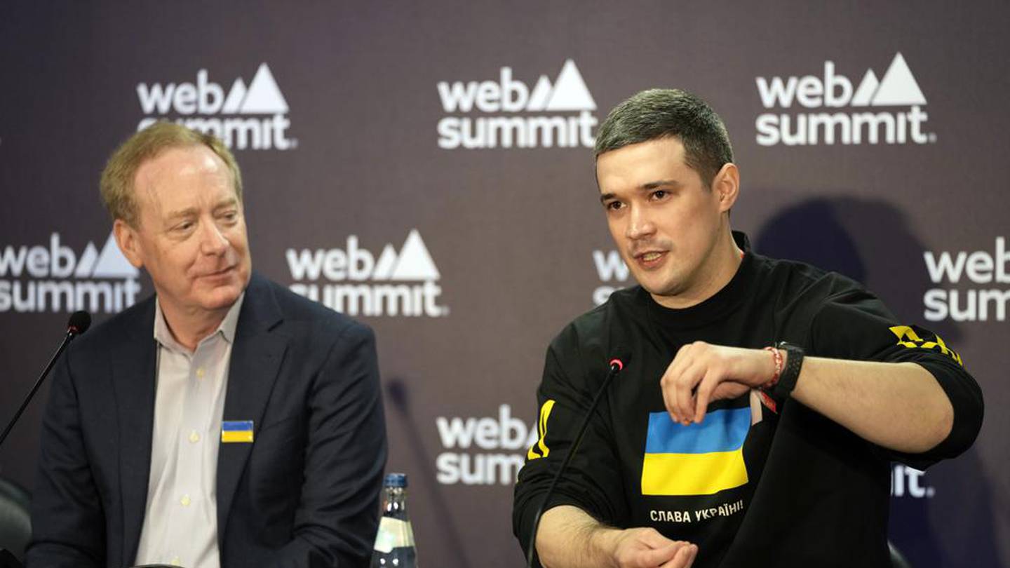 Mykhailo Fedorov của Ukraine trong cuộc họp báo chung với Brad Smith của Microsoft (trái), tại hội nghị công nghệ Web Summit ở Lisbon, Bồ Đào Nha. Ảnh: @ AP.