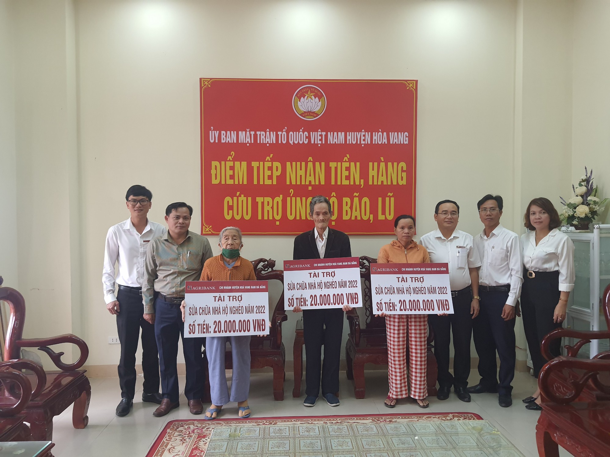 Agribank Chi nhánh huyện Hòa Vang - Nam Đà Nẵng trao kinh phí hỗ trợ sửa chữa nhà cho hộ nghèo - Ảnh 1.