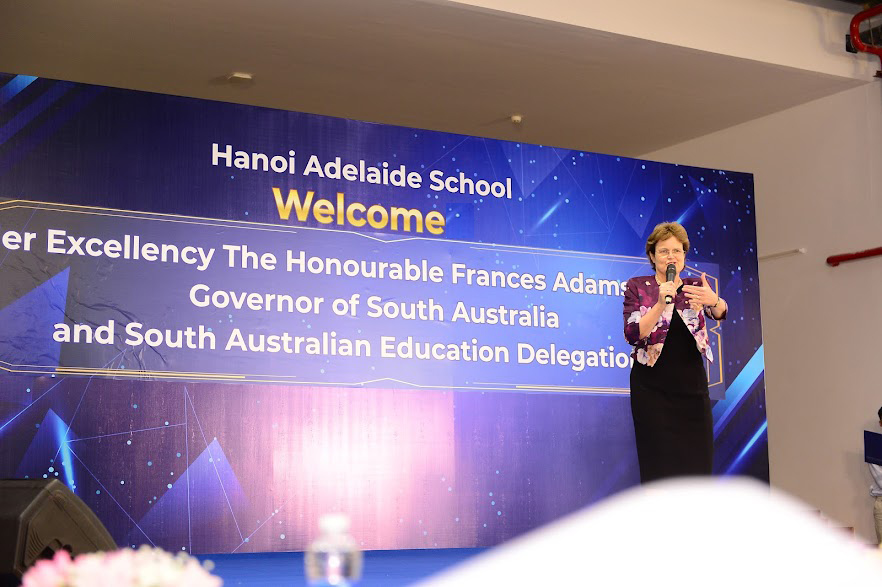 Học sinh rạng rỡ nhận món quà độc đáo từ nữ Thống đốc bang Nam Úc  - Ảnh 2.