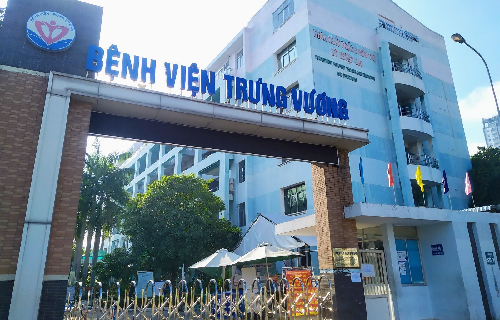 Bệnh viện &quot;rỗng ruột&quot;, nhân viên y tế nghỉ hàng loạt, Bệnh viện Trưng Vương &quot;kêu trời&quot; - Ảnh 1.