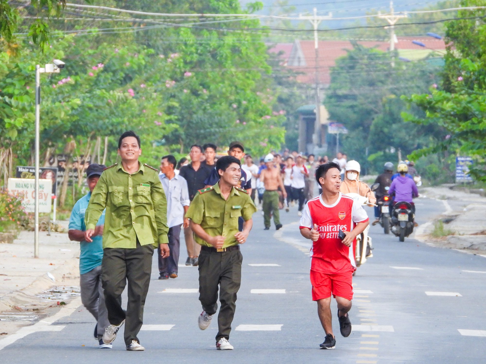 Lần đầu tiên, nông dân một xã ở Lâm Đồng tham gia giải chạy vì động vật hoang dã - Ảnh 2.