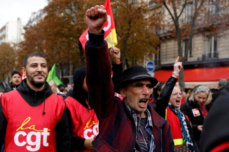 Trong những tuần qua, các cuộc biểu tình đã nổ ra từ Pháp đến Romania, với việc công nhân yêu cầu mức lương tốt hơn để bắt kịp với chi phí tăng. Ảnh: @Gonzalo Fuentes / Reuters.