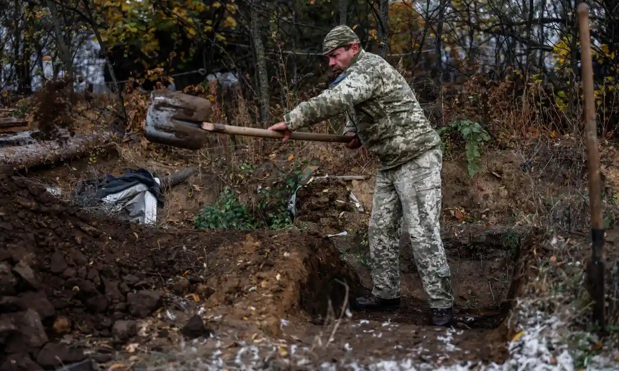 Một binh sĩ Ukraine đào rãnh ở khu vực phía bắc Kherson. Ảnh: @Hannibal Hanschke / EPA.