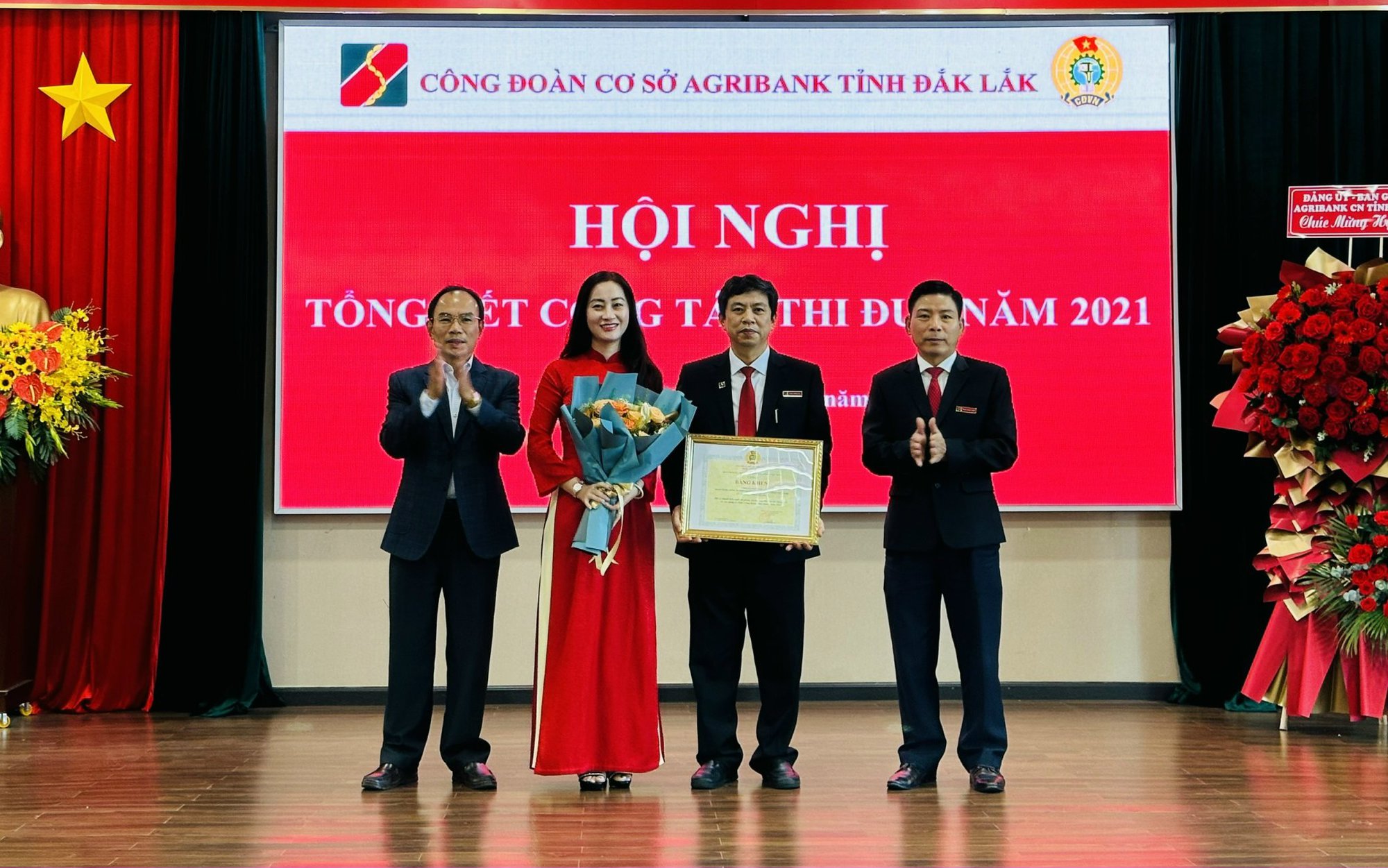 Nhiều tập thể, cá nhân thuộc Agribank Đắk Lắk được Tổng Liên đoàn lao động, Công đoàn Ngân hàng Việt Nam tặng bằng khen - Ảnh 3.