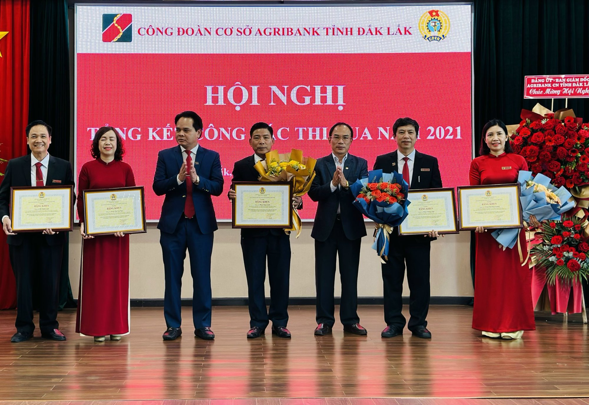 Nhiều tập thể, cá nhân thuộc Agribank Đắk Lắk được Tổng Liên đoàn lao động, Công đoàn Ngân hàng Việt Nam tặng bằng khen - Ảnh 2.