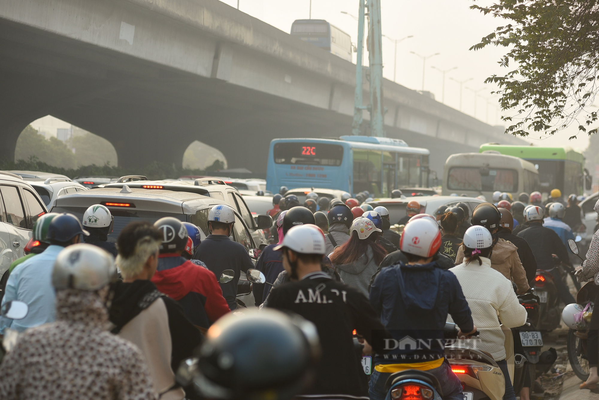 Lô cốt bủa vây, khiến đường Nguyễn Xiển kẹt xe kinh hoàng trong giờ cao điểm - Ảnh 9.