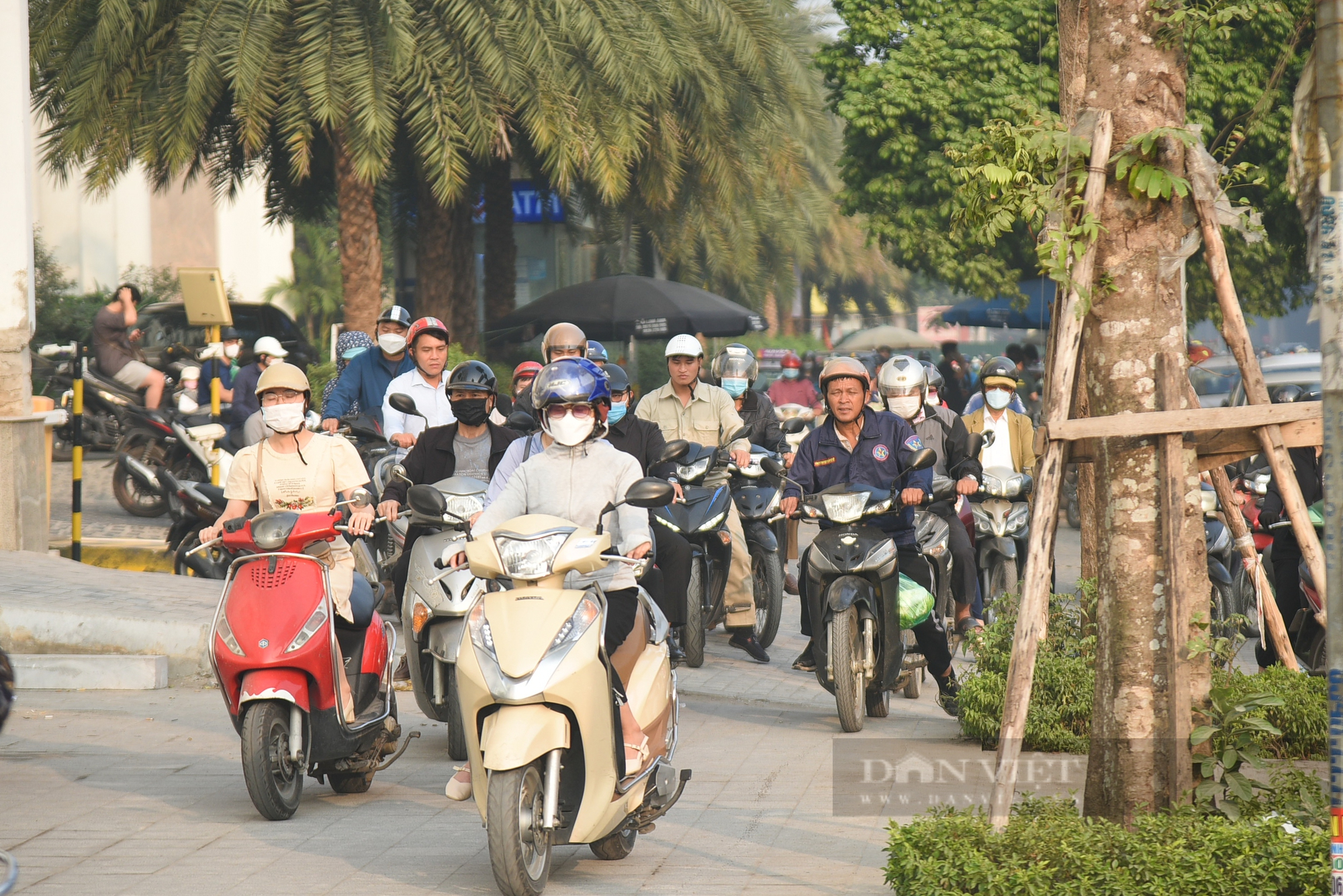 Lô cốt bủa vây, khiến đường Nguyễn Xiển kẹt xe kinh hoàng trong giờ cao điểm - Ảnh 7.