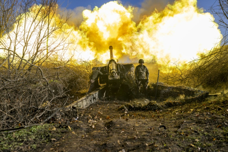 Pháo thủ Ukraine căng mình chiến đấu từ sáng sớm đến đêm khuya trong trận chiến sinh tử với Nga - Ảnh 1.