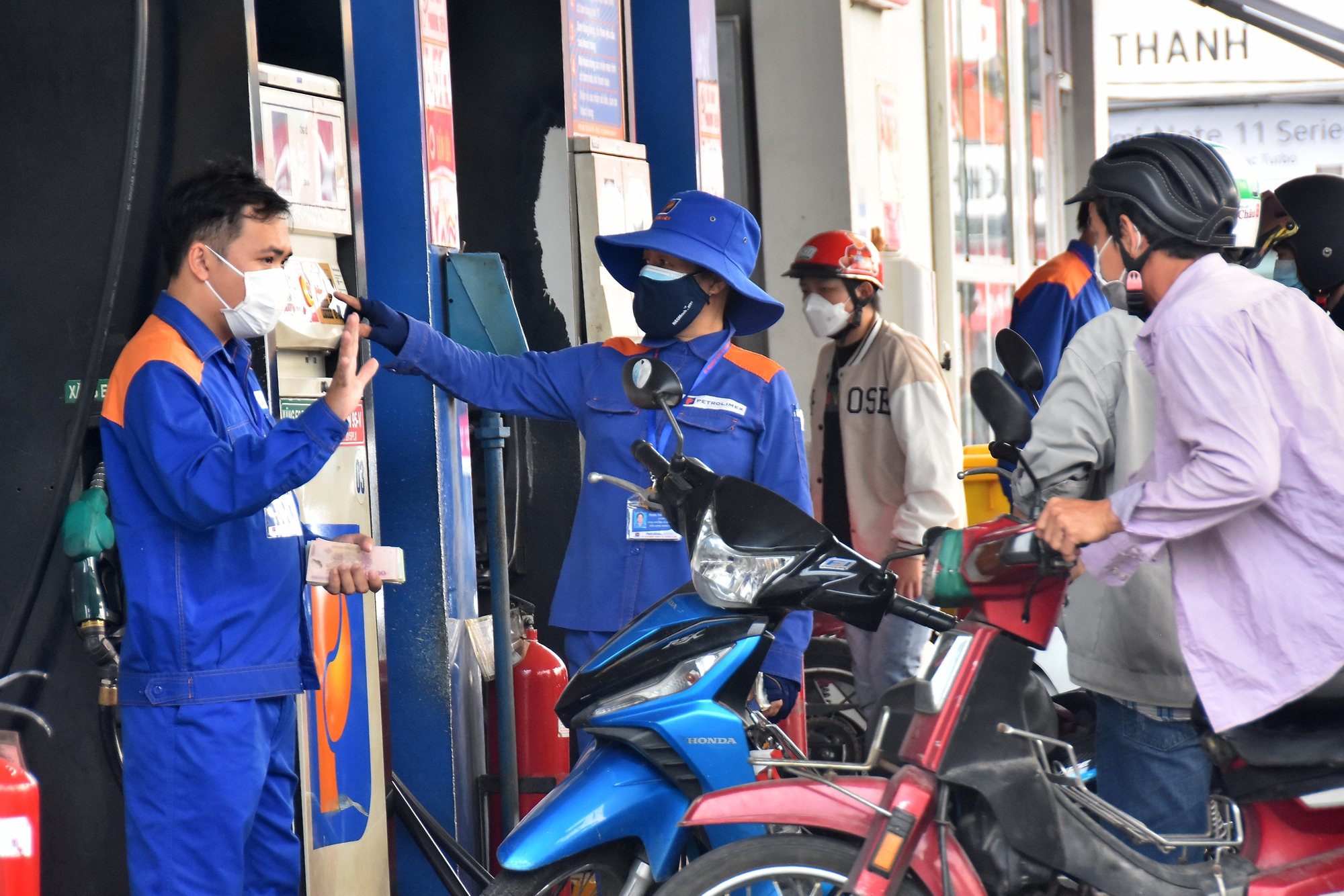 Điều chỉnh tăng chi phí đưa xăng dầu từ nước ngoài về Việt Nam - Ảnh 1.