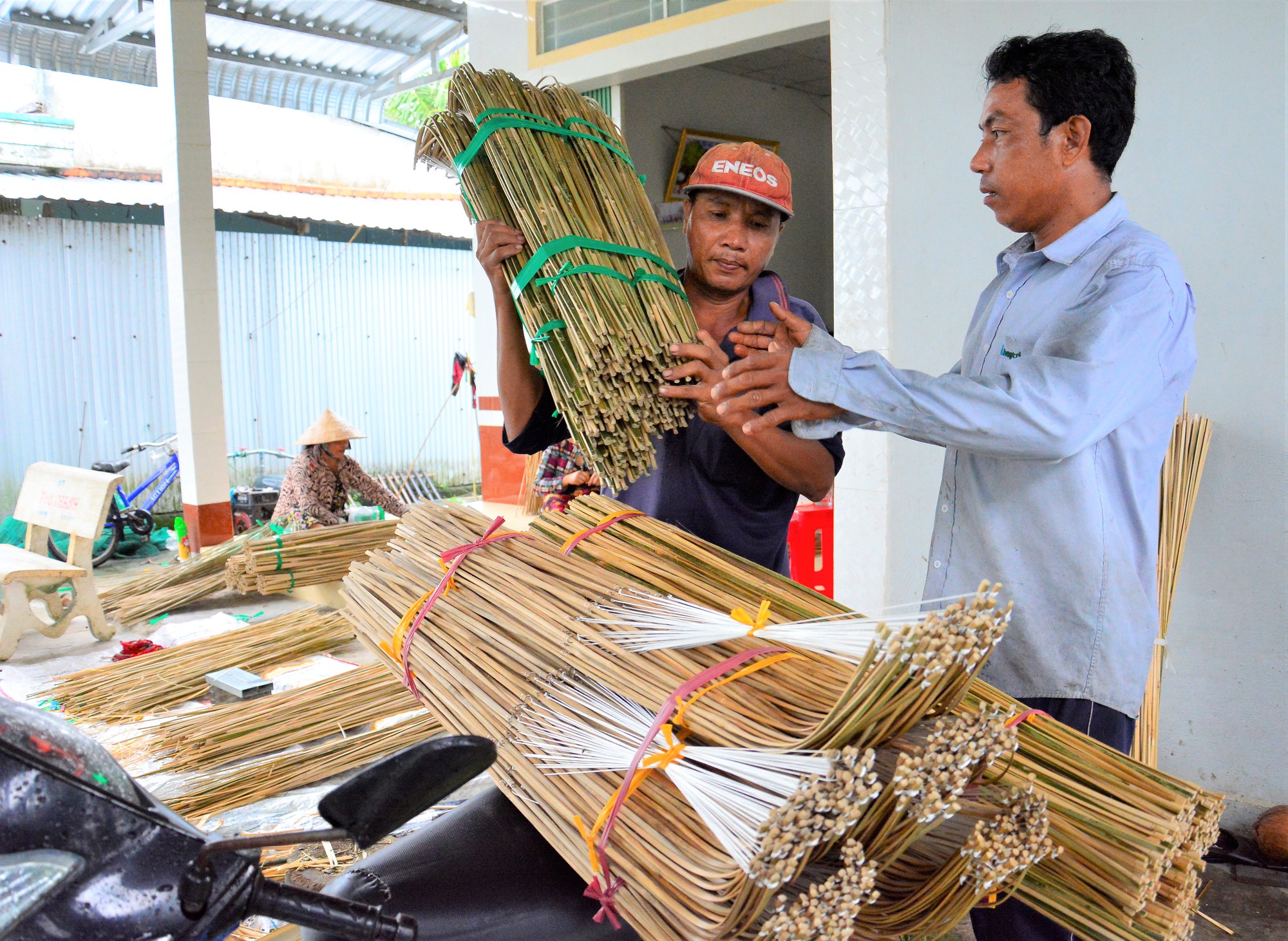 Kiên Giang: Dân xóm nghề truyền thống rủng rỉnh tiền vào mùa nước nổi - Ảnh 2.
