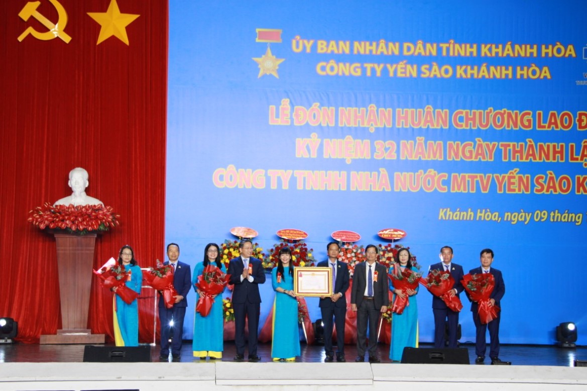 Công ty Yến sào Khánh Hòa đón nhận Huân chương Lao động  - Ảnh 1.