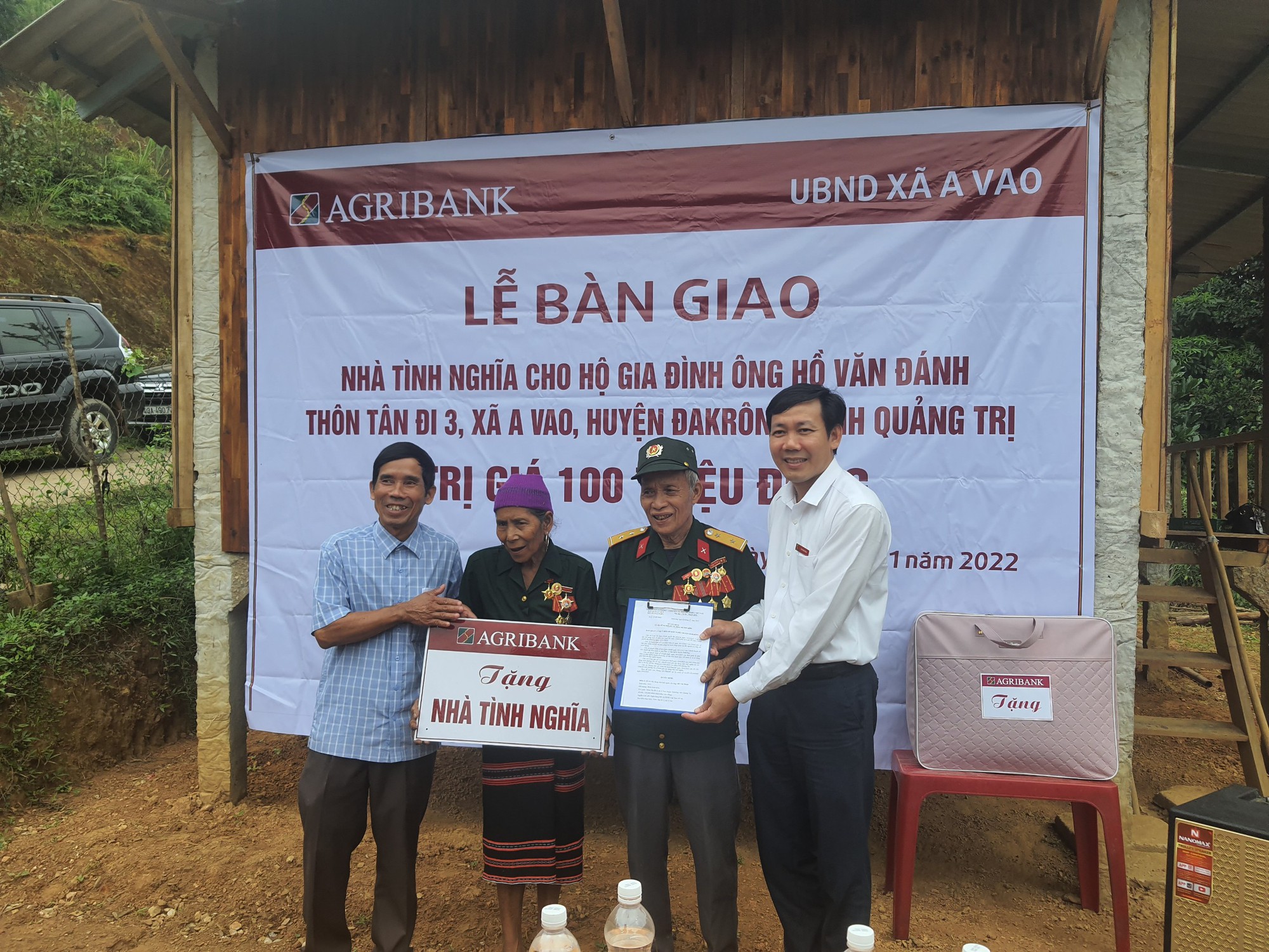 Quảng Trị: Agribank bàn giao nhà tình nghĩa cho 5 hộ gia đình chính sách - Ảnh 1.