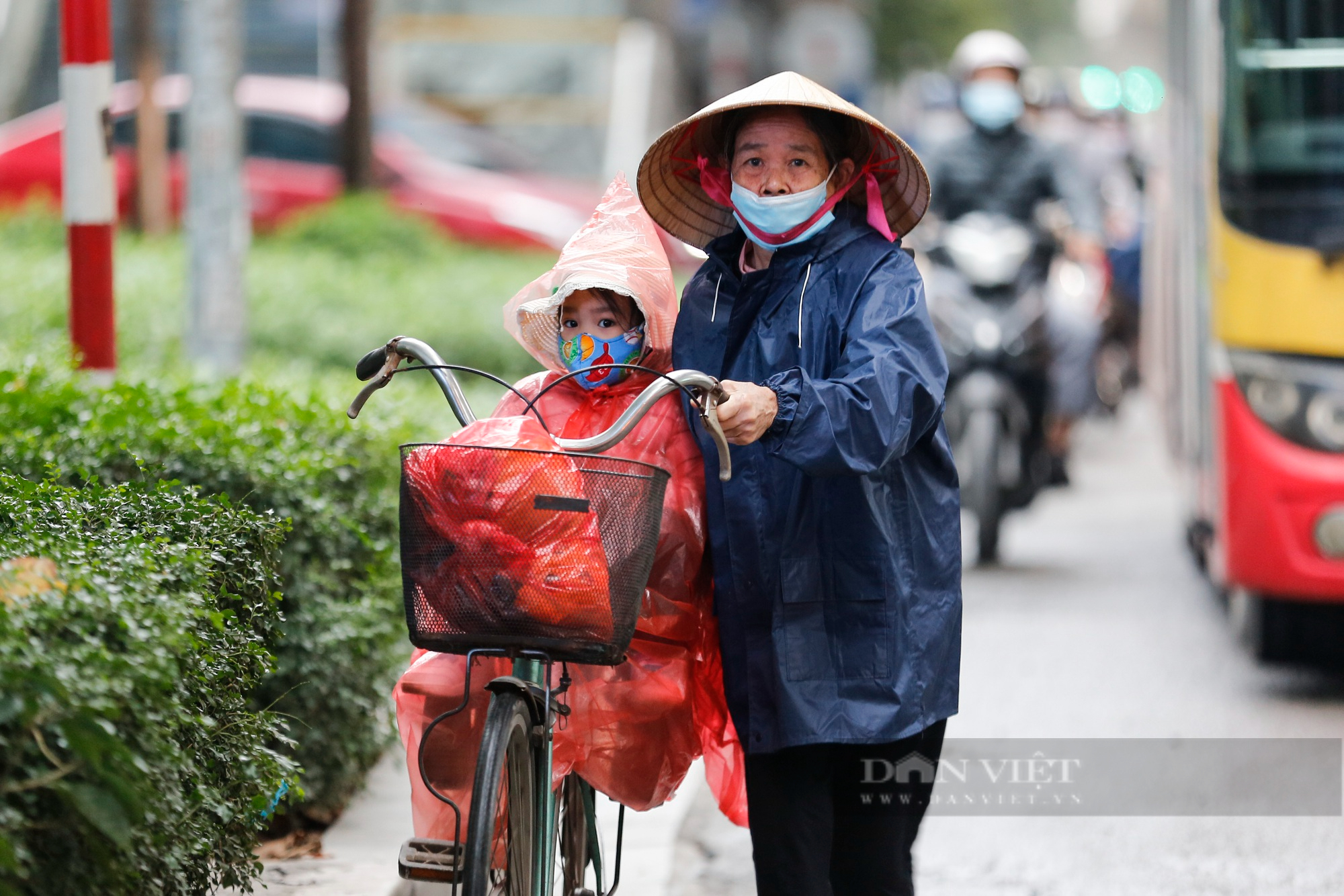 Trời tạnh ráo, người Hà Nội mặc áo mưa ra đường trong cái lạnh 14 độ C  - Ảnh 6.