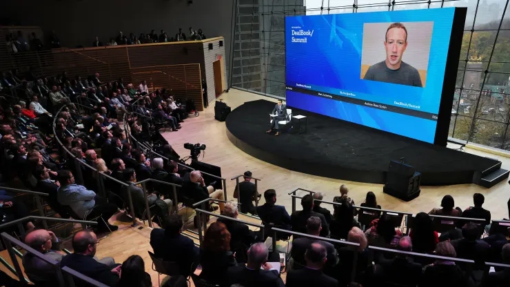 Andrew Ross Sorkin nói chuyện với Giám đốc điều hành và người sáng lập Meta, Mark Zuckerberg trong Hội nghị thượng đỉnh về DealBook của Thời báo New York trong Phòng Appel tại Trung tâm Jazz At Lincoln vào ngày 30 tháng 11 năm 2022 tại Thành phố New York. Ảnh: @AFP.