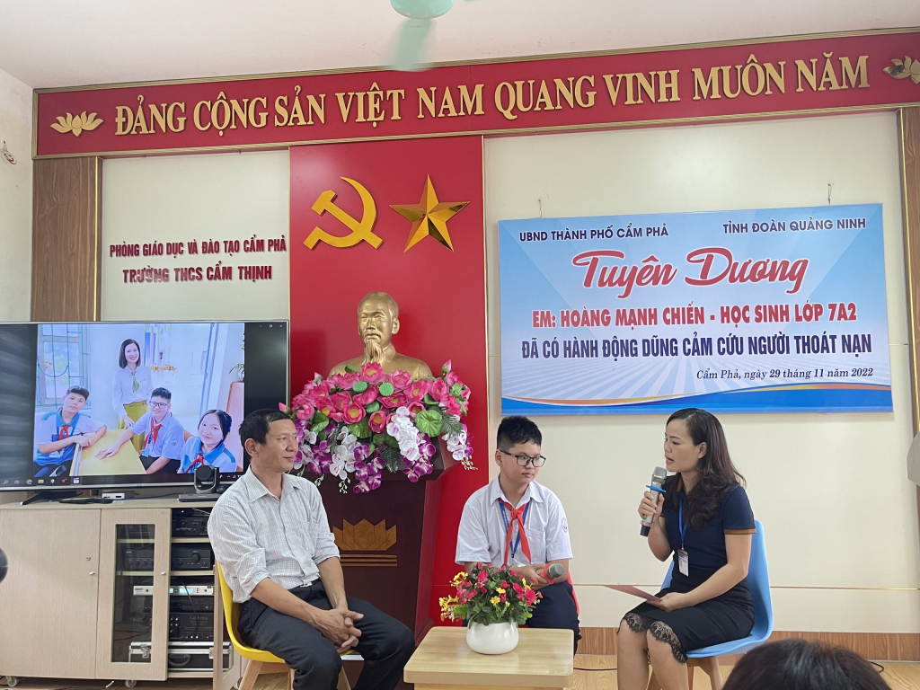 Nam sinh lớp 7 cứu người trước mũi tàu hỏa nhận &quot;cơn mưa&quot; Bằng khen và quà thưởng - Ảnh 1.