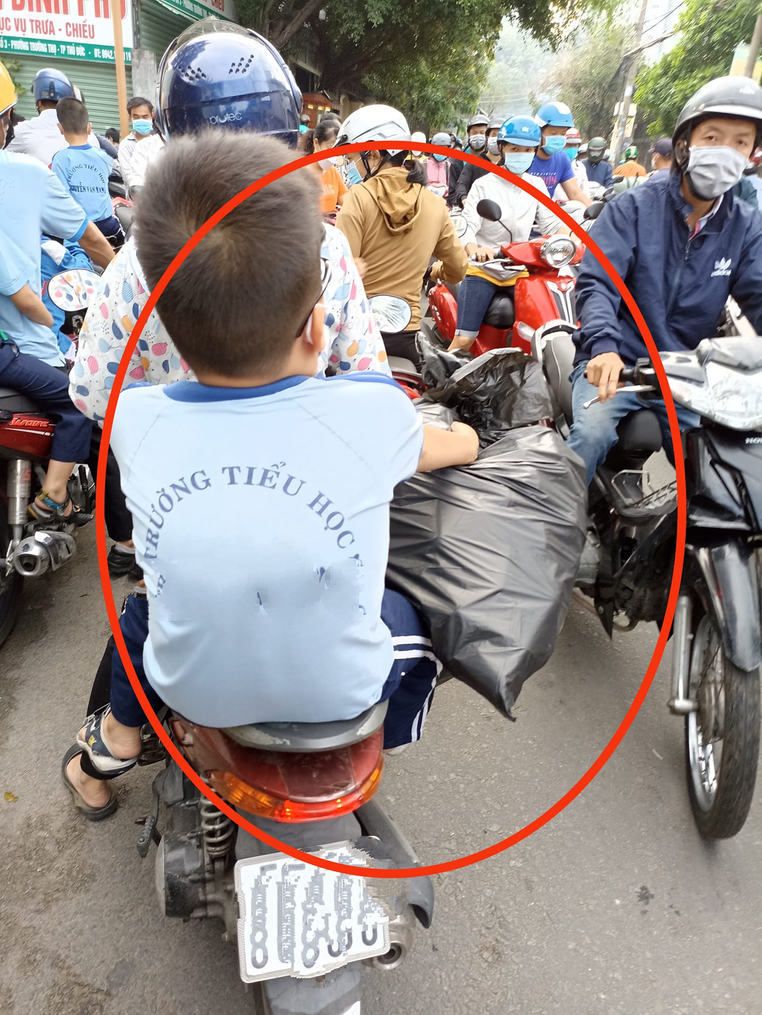 &quot;Xưa tôi ám ảnh nộp đuôi chuột, giờ lại đi mua giấy vụn cho con nộp Kế hoạch nhỏ&quot; - Ảnh 2.