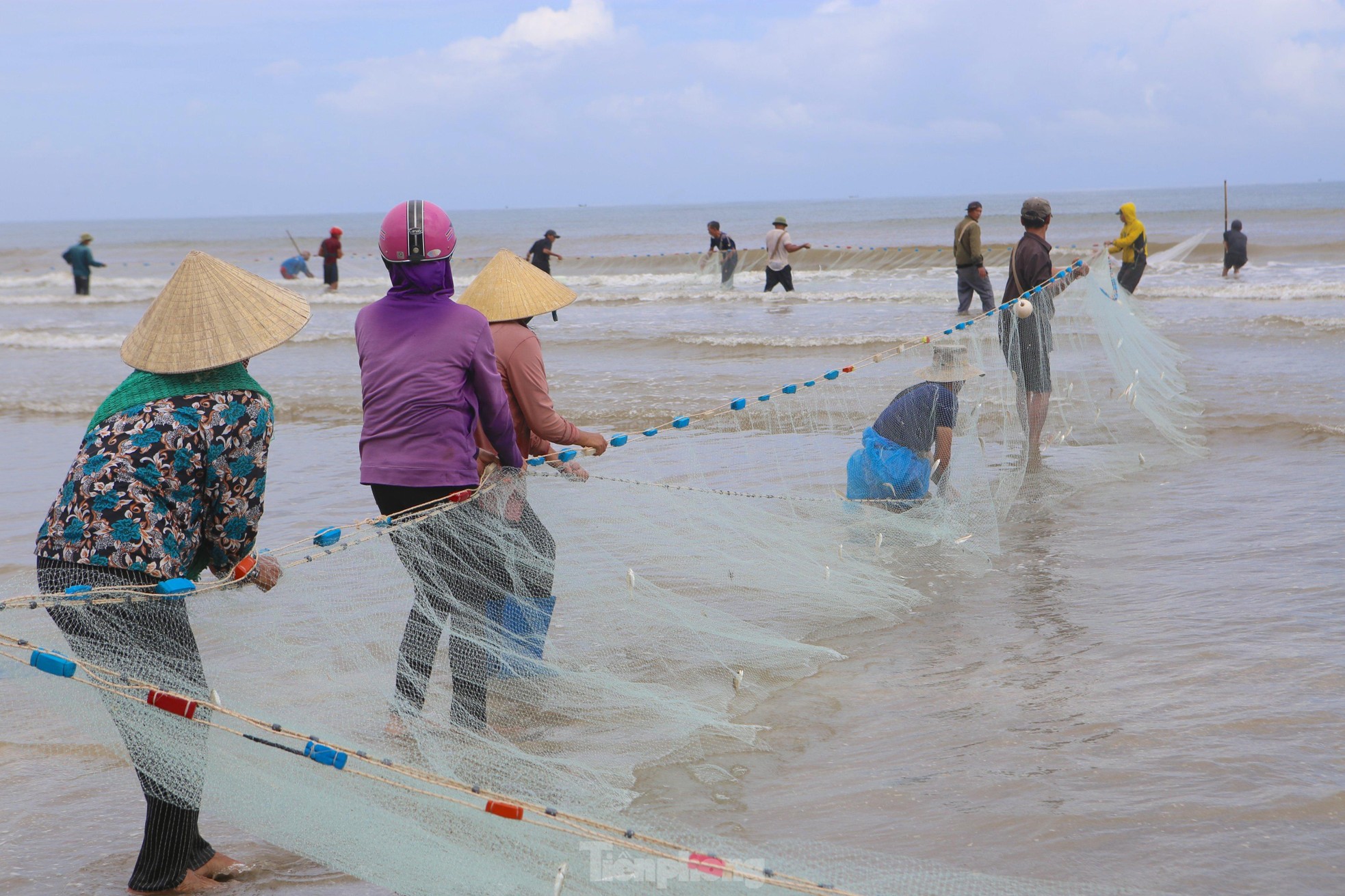 Độc đáo nghề &quot;đi giật lùi&quot; kiếm nửa triệu mỗi ngày ở cửa biển - Ảnh 10.