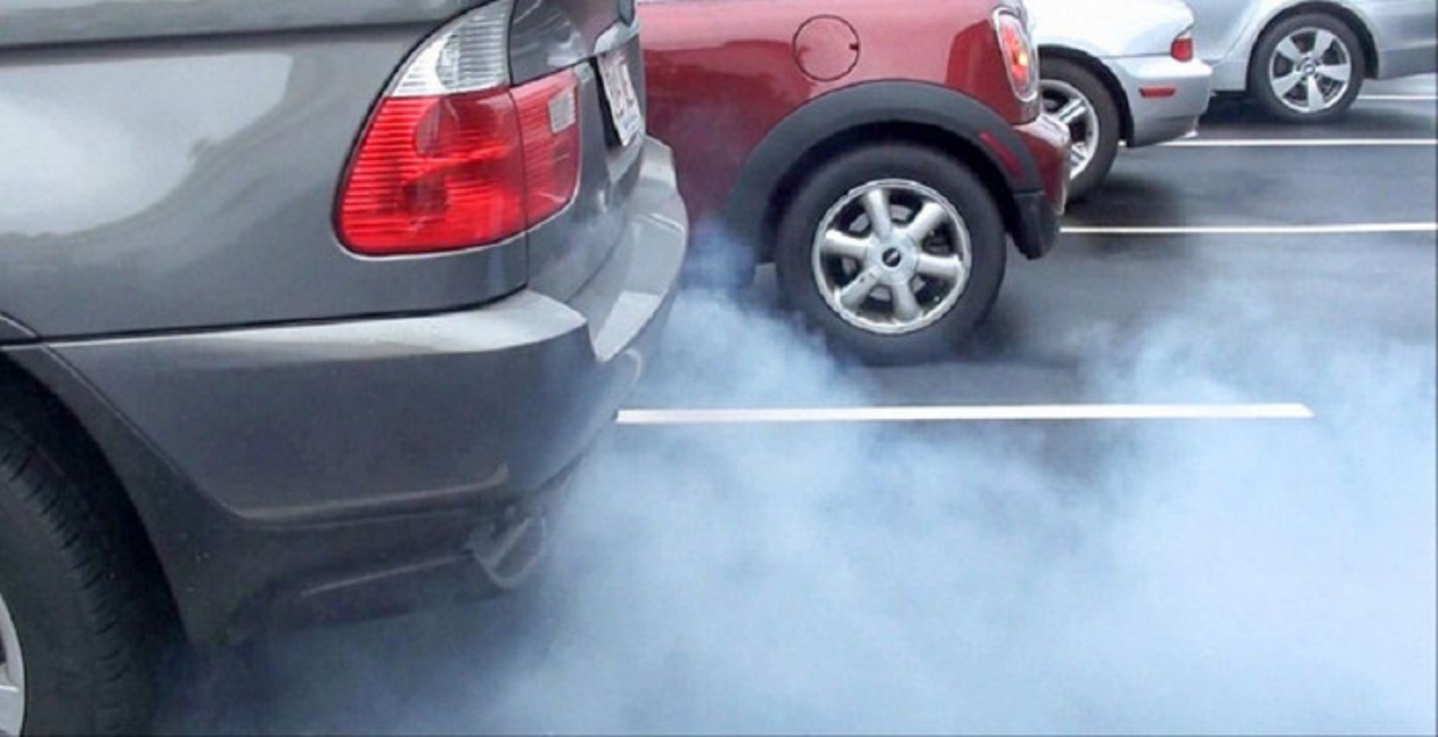 Ống xả ô tô thải ra khói trắng vào mùa đông có đáng lo? - Ảnh 1.