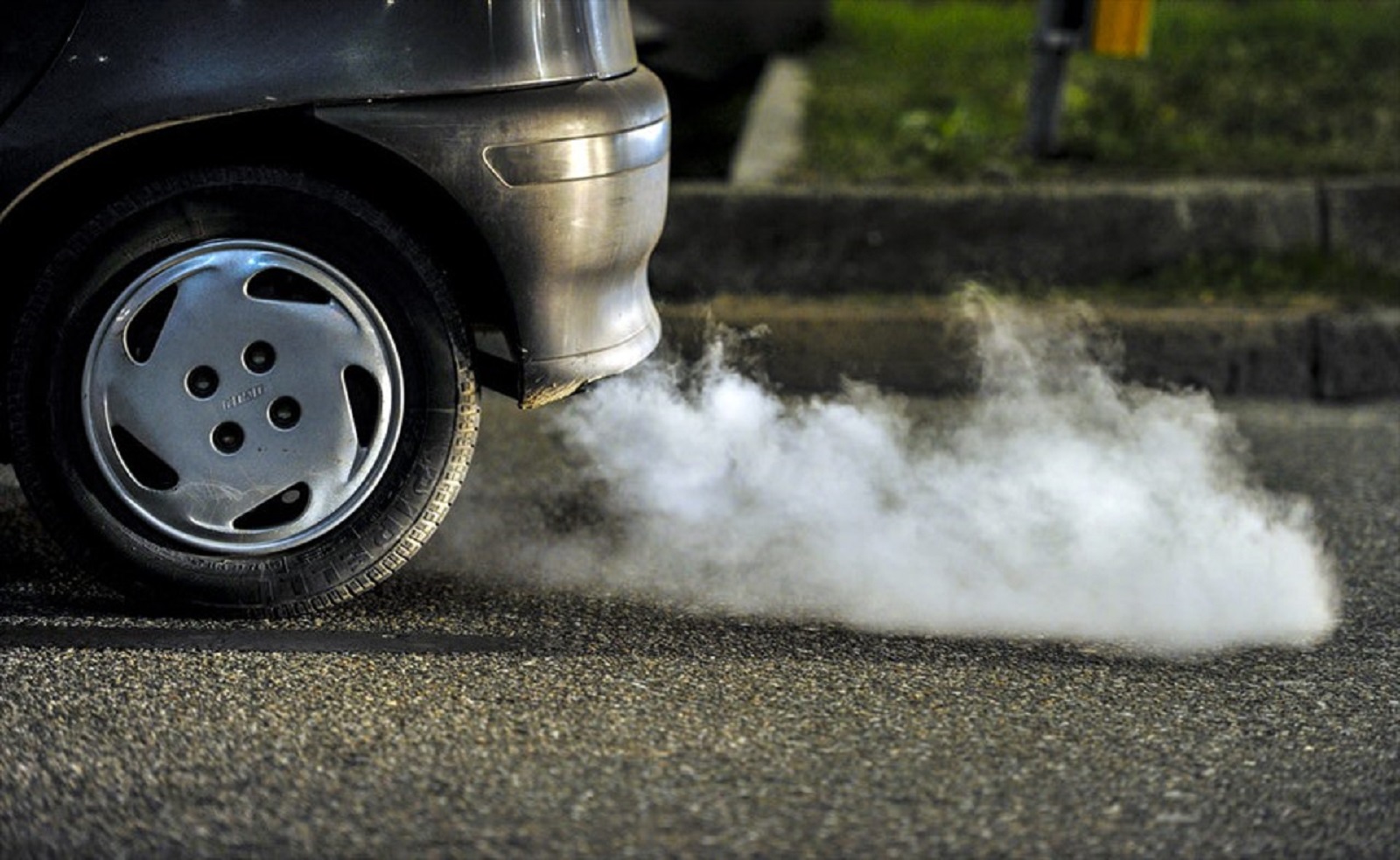 Ống xả ô tô thải ra khói trắng vào mùa đông có đáng lo? - Ảnh 2.