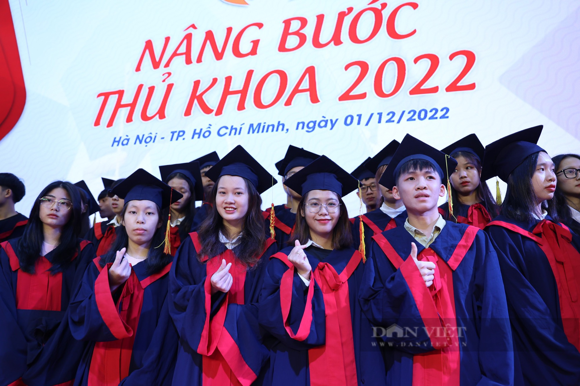 Học bổng &quot;Nâng bước thủ khoa&quot;: Các em là những thanh niên mà đất nước may mắn có được - Ảnh 4.