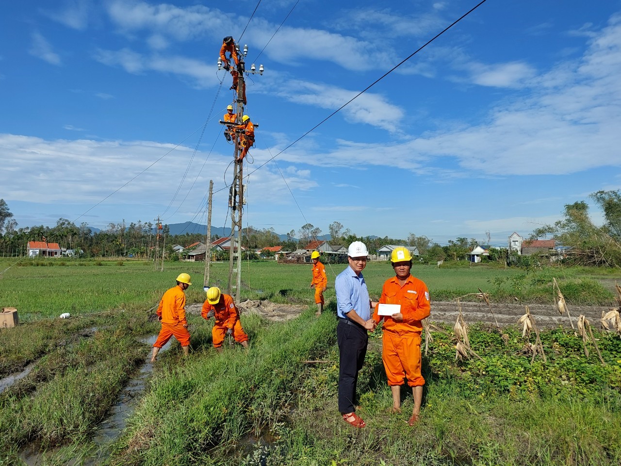 Công ty Điện lực Quảng Nam triển khai tháng tri ân khách hàng năm 2022 - Ảnh 1.