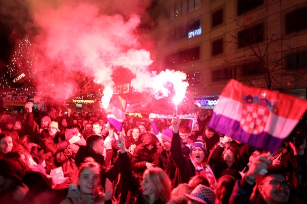 Người hâm mộ Croatia đốt pháo sáng, &quot;đi bão&quot; sau khi loại Brazil khỏi World Cup 2022 - Ảnh 3.