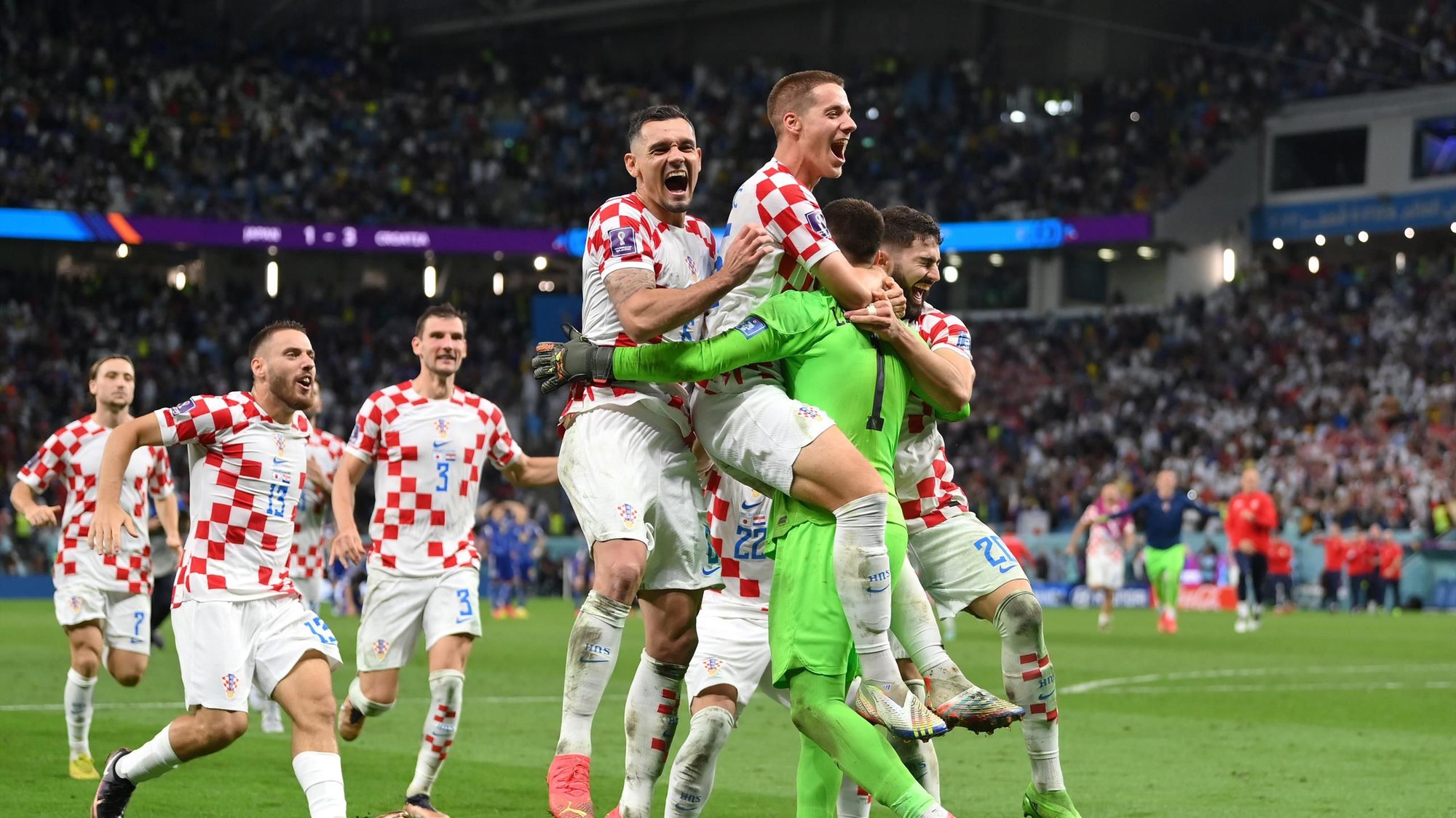 Người hâm mộ Croatia đốt pháo sáng, &quot;đi bão&quot; sau khi loại Brazil khỏi World Cup 2022 - Ảnh 2.
