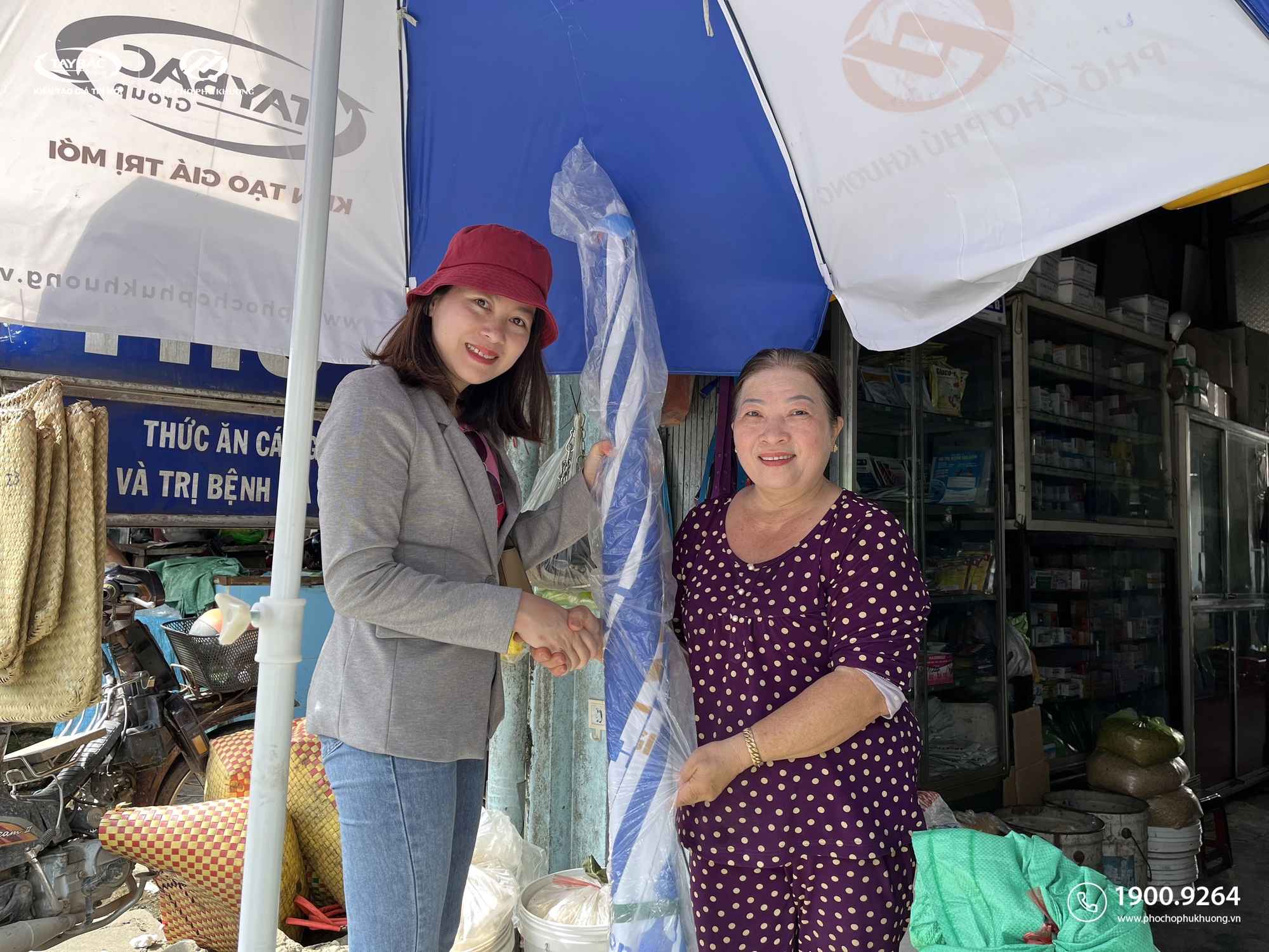 Hơn 200 phần quà đã được chủ đầu tư dự án Phố Chợ Phú Khương trao tặng cho người dân TP Bến Tre - Ảnh 5.