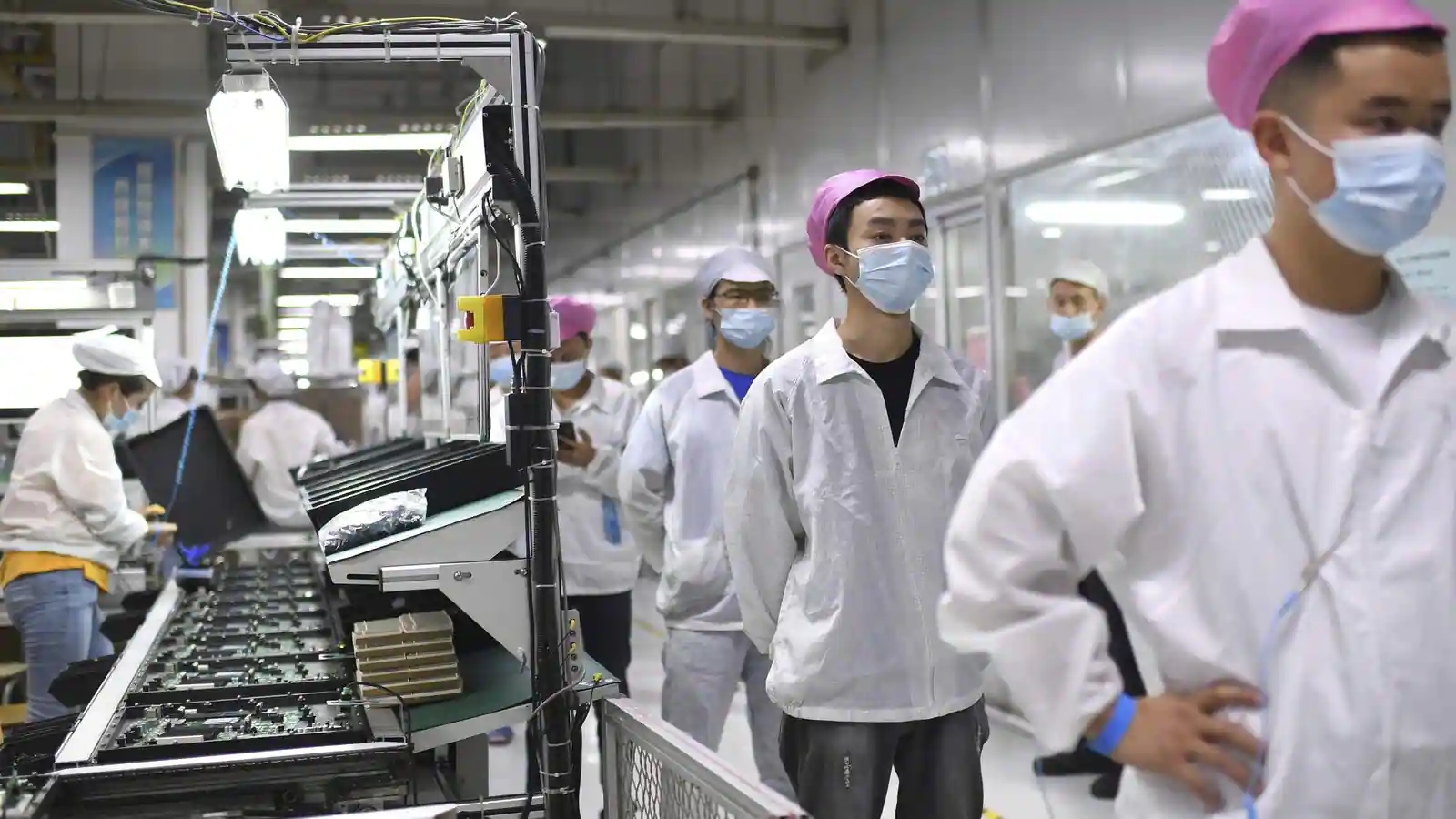 Nhà máy Trịnh Châu đã phải vật lộn với các hạn chế nghiêm ngặt về COVID, khiến công nhân bất bình về điều kiện của nhà máy, khiến doanh thu tháng 11 giảm 11,4% so với cùng kỳ năm ngoái.