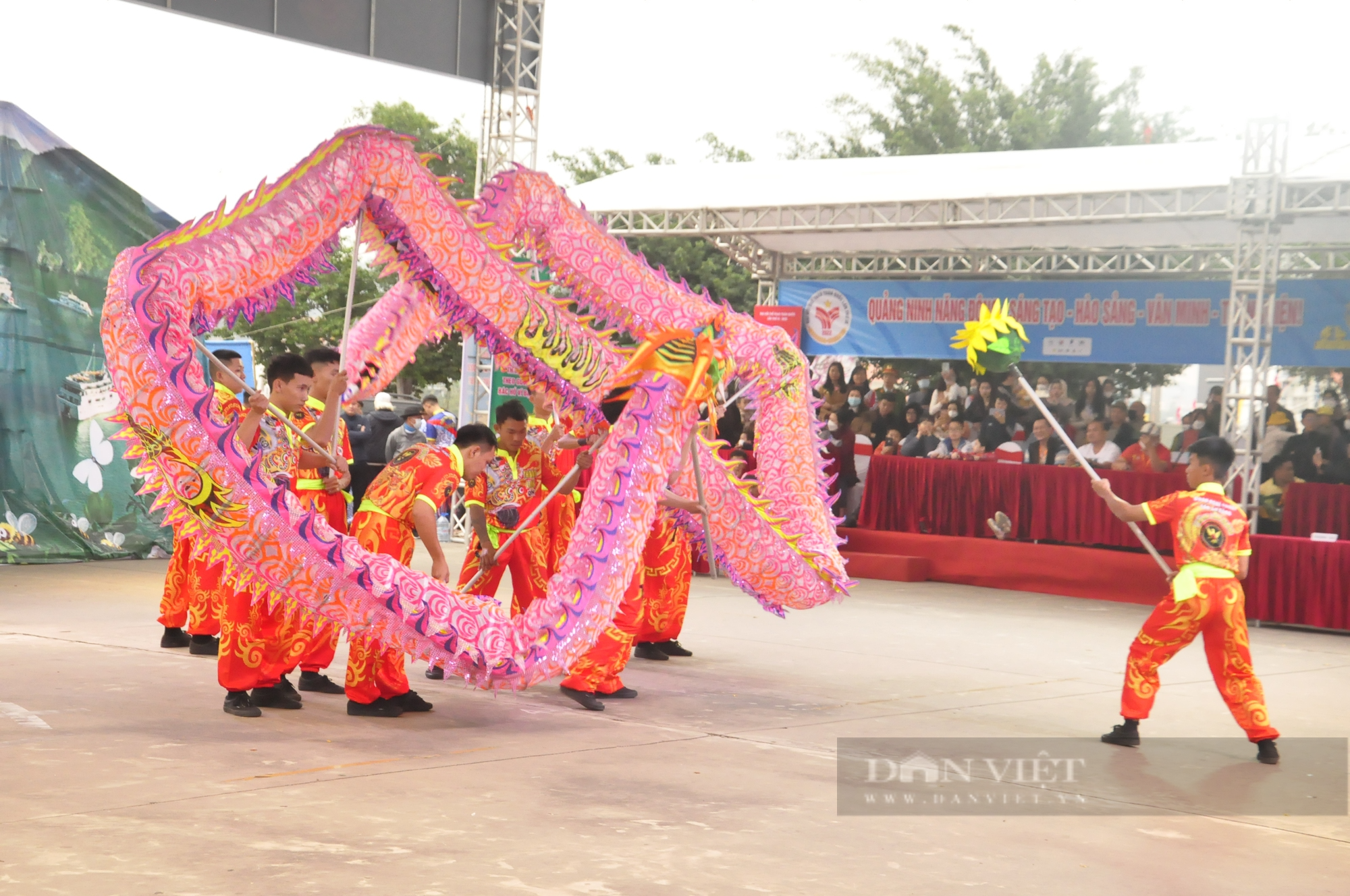 Khán giả nhí mê mẩn xem thi đấu lân sư rồng tại Đại hội Thể thao toàn quốc - Ảnh 1.