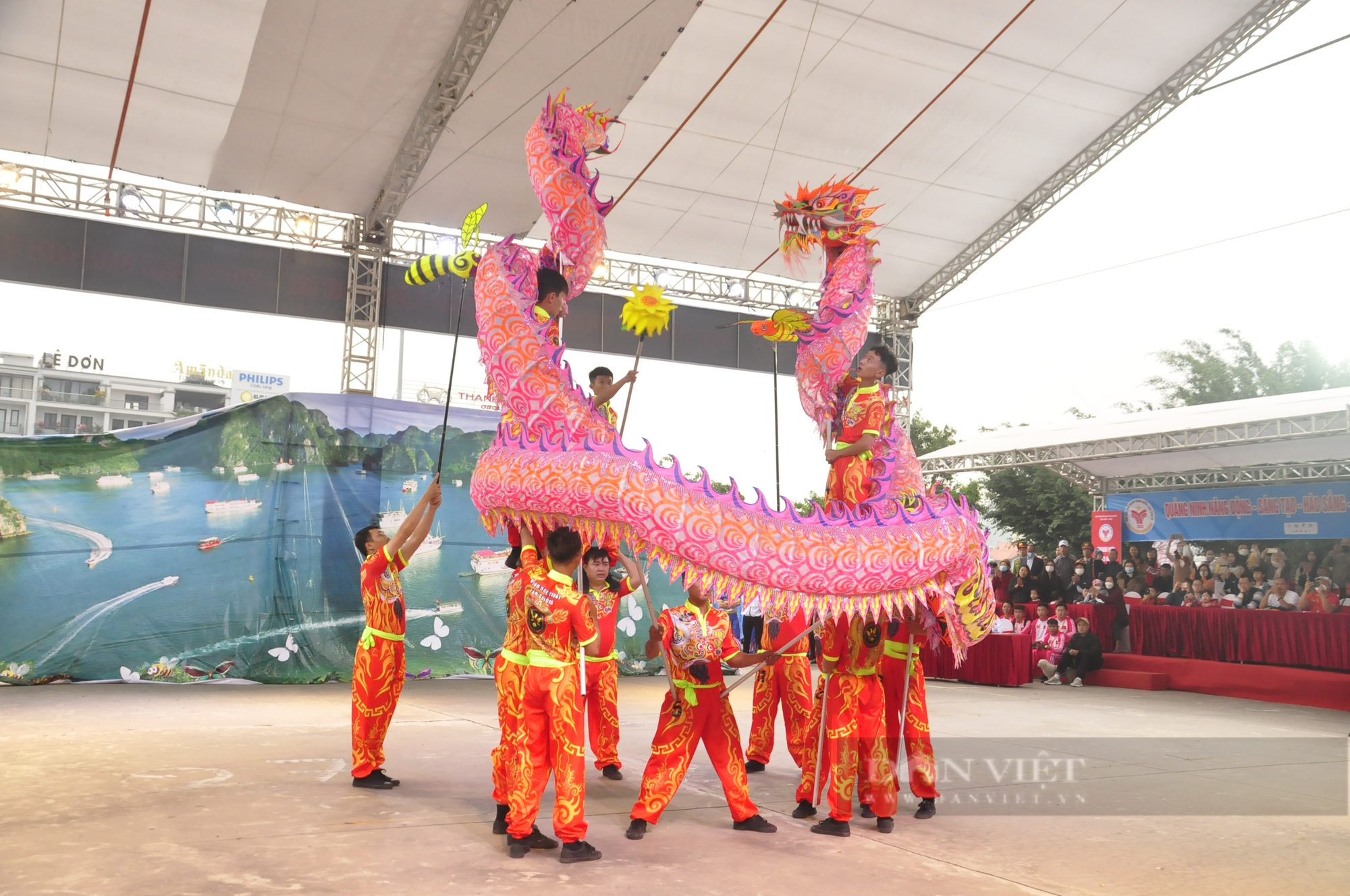 Khán giả nhí mê mẩn xem thi đấu lân sư rồng tại Đại hội Thể thao toàn quốc - Ảnh 2.