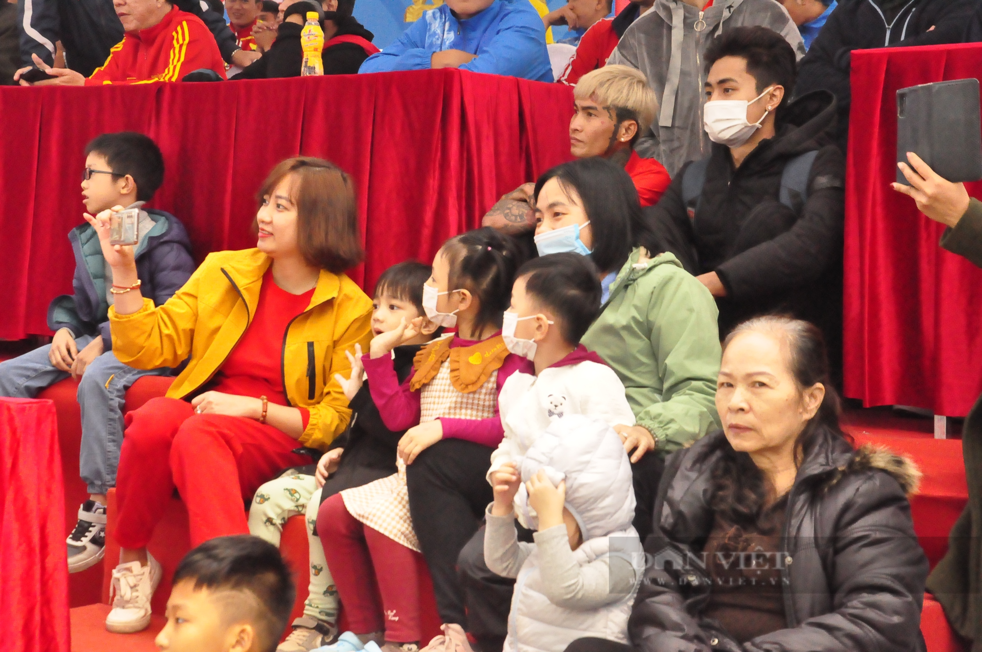 Khán giả nhí mê mẩn xem thi đấu lân sư rồng tại Đại hội Thể thao toàn quốc - Ảnh 5.