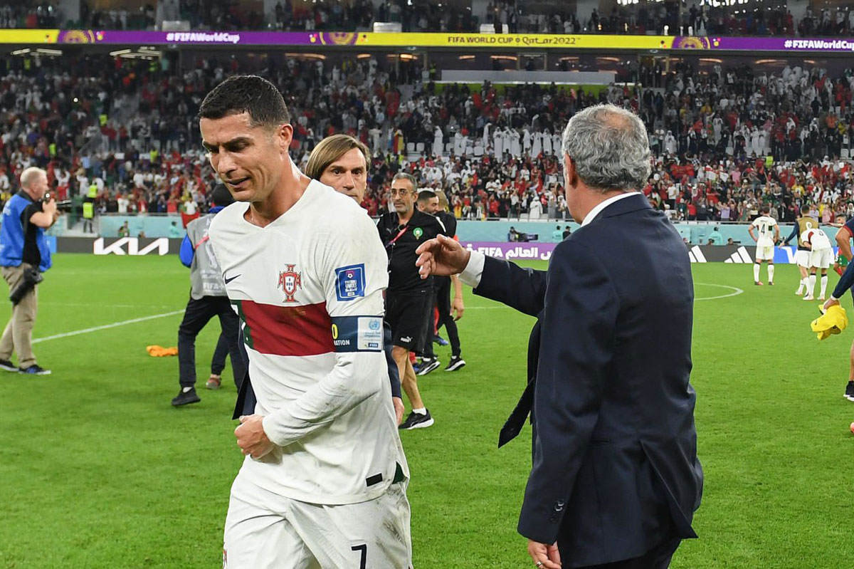 Xem hình ảnh HLV Santos để Cristiano Ronaldo dự bị trong trận đấu thua Maroc đầy cảm xúc. Những quyết định của HLV đã gây nhiều tranh cãi, cùng xem lại những khoảnh khắc đầy kịch tính trong trận đấu này.