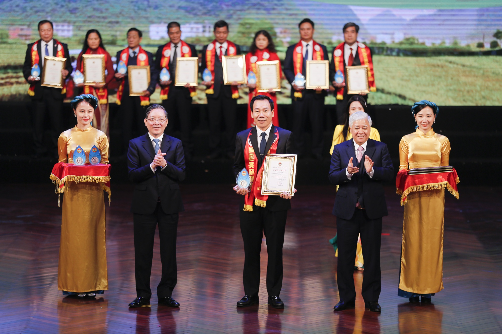 Hội Nông dân Việt Nam tôn vinh 62 Nhà khoa học của nhà nông năm 2022 - Ảnh 1.