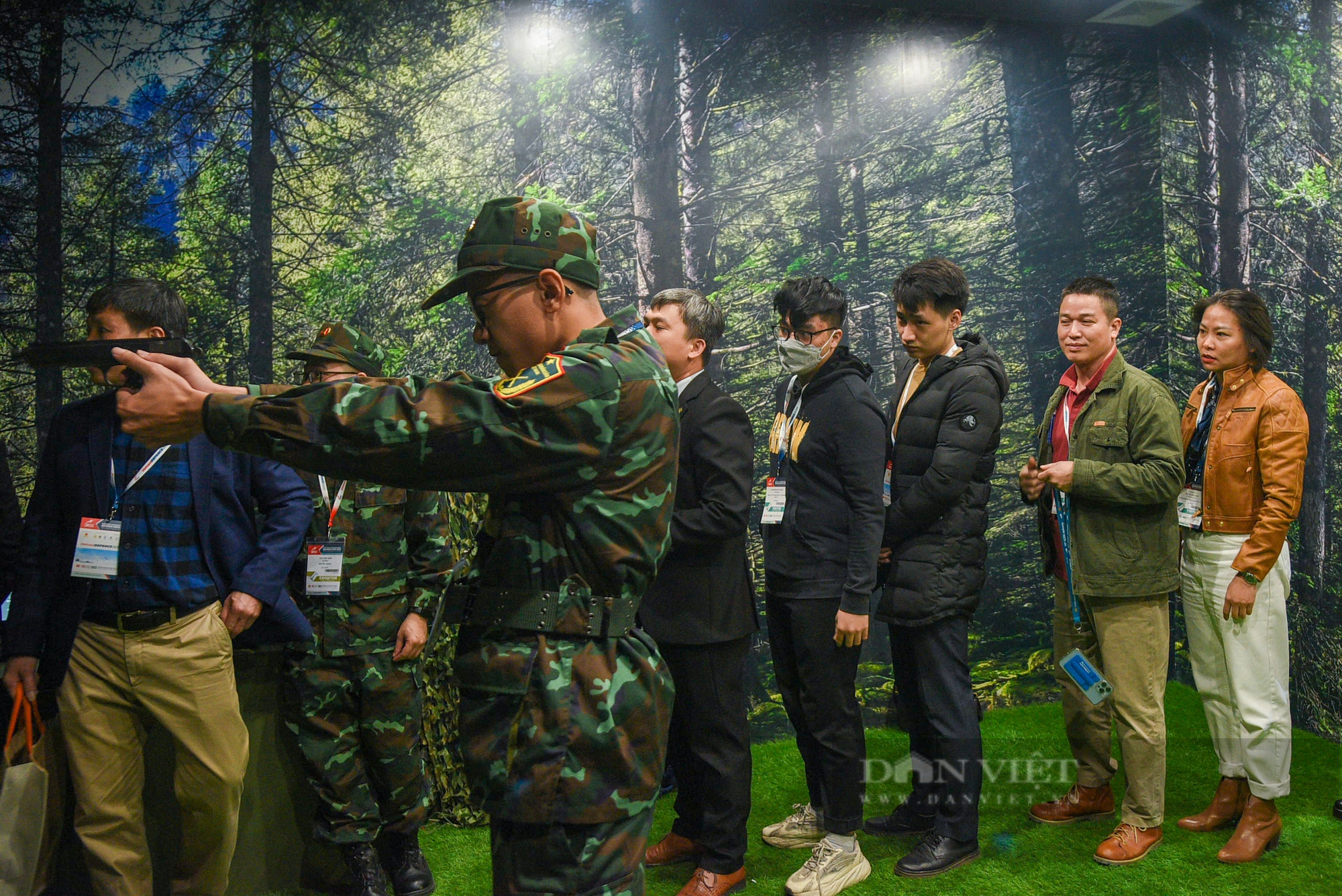 Người dân đội mưa xếp hàng chờ xem vũ khí quân sự hiện đại tại Triển lãm Quốc phòng quốc tế Việt Nam 2022 - Ảnh 8.