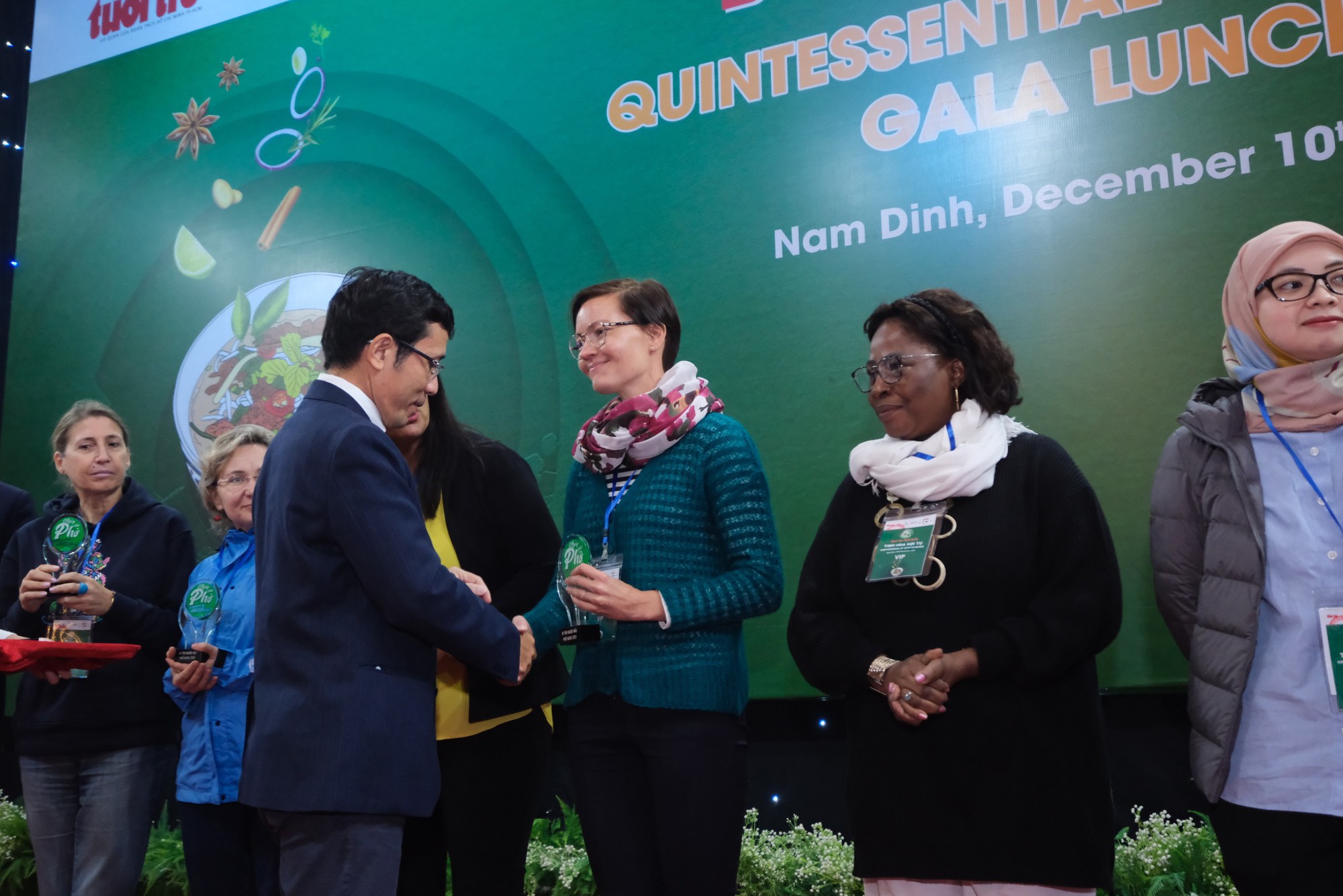 Các đại sứ và nhà ngoại giao thưởng thức phở tại Nam Định - Ảnh 5.
