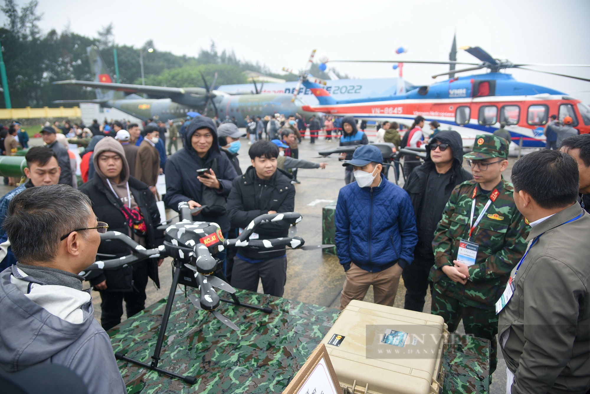 Người dân đội mưa xếp hàng chờ xem vũ khí quân sự hiện đại tại Triển lãm Quốc phòng quốc tế Việt Nam 2022 - Ảnh 6.