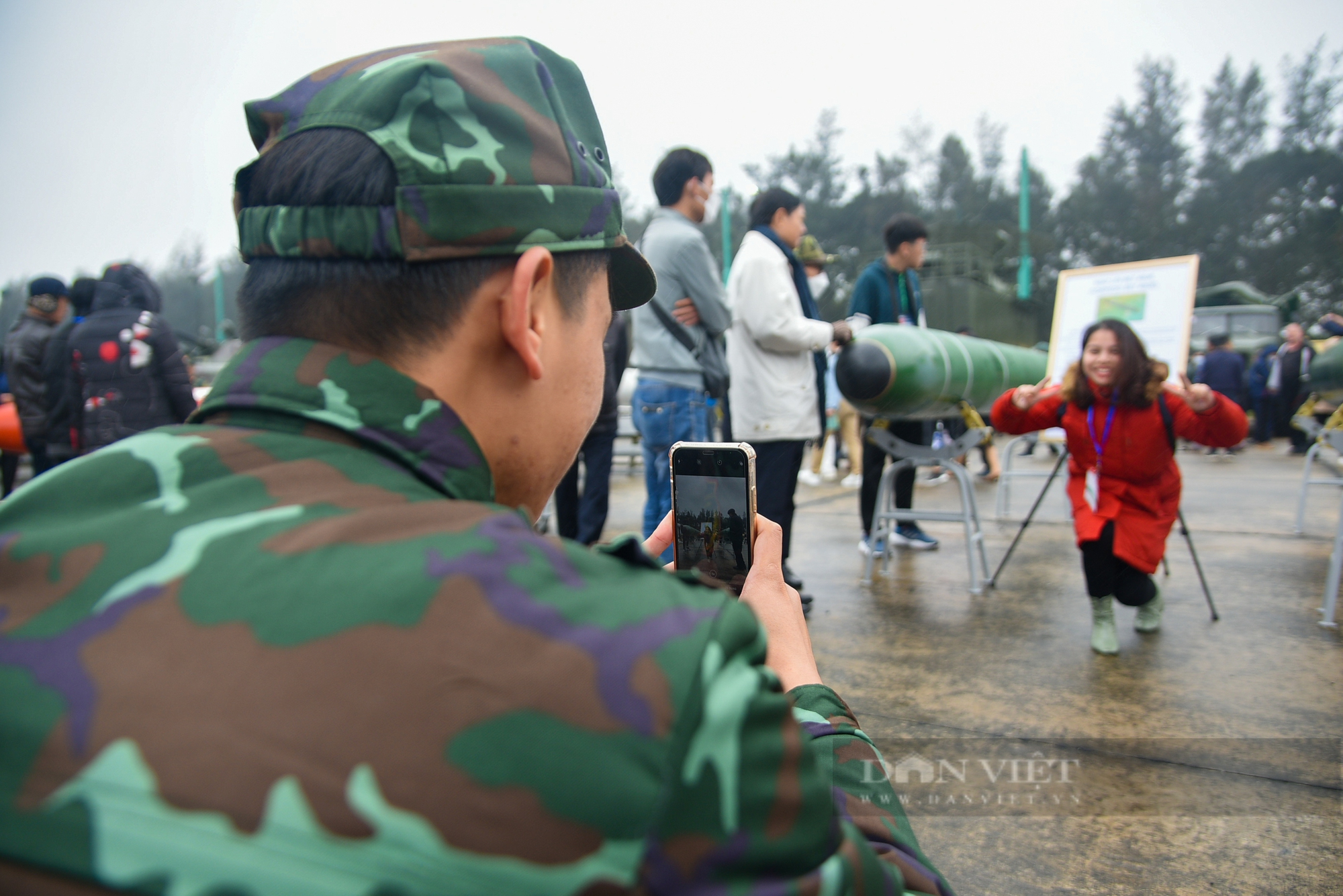 Người dân đội mưa xếp hàng chờ xem vũ khí quân sự hiện đại tại Triển lãm Quốc phòng quốc tế Việt Nam 2022 - Ảnh 12.