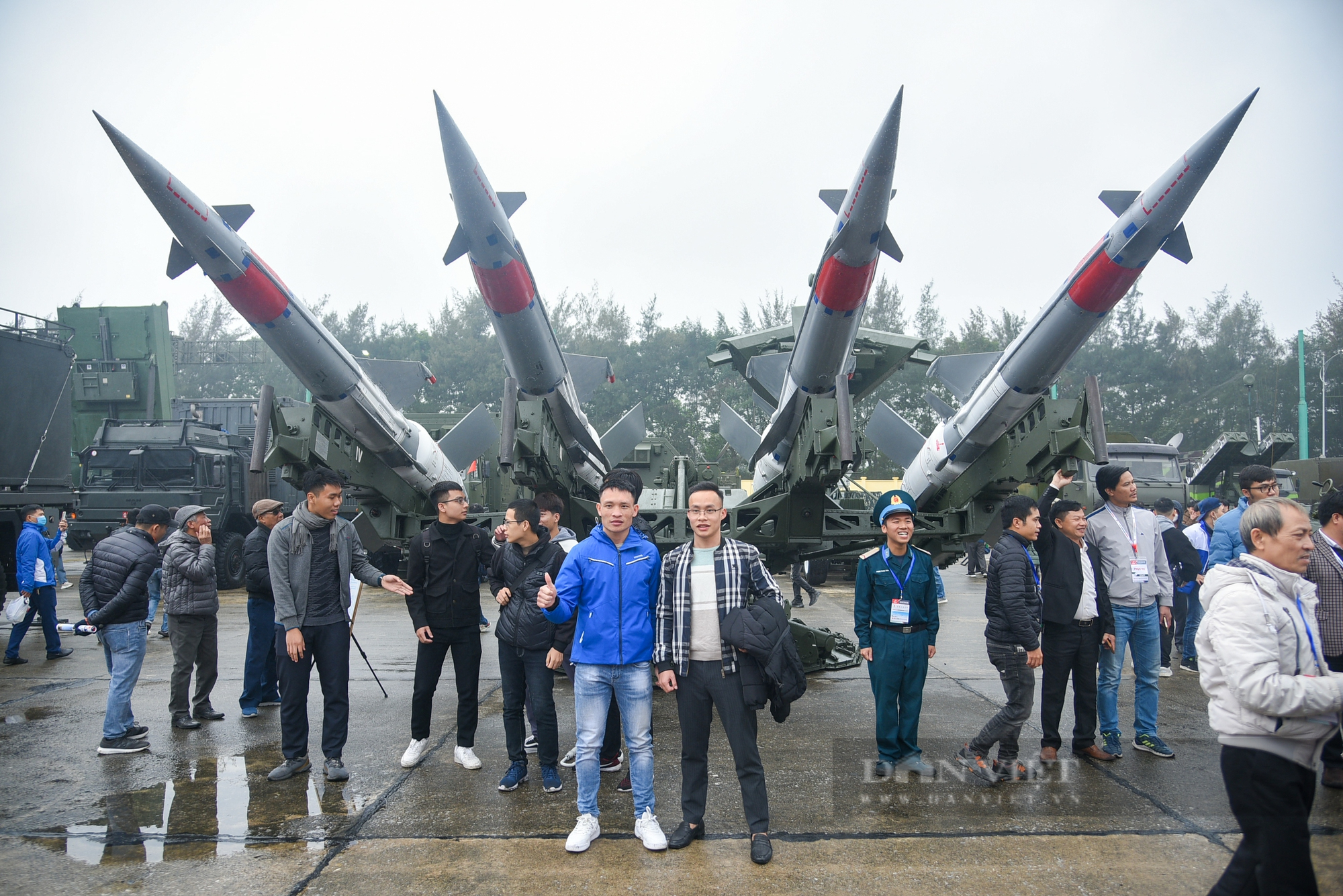 Người dân đội mưa xếp hàng chờ xem vũ khí quân sự hiện đại tại Triển lãm Quốc phòng quốc tế Việt Nam 2022 - Ảnh 5.