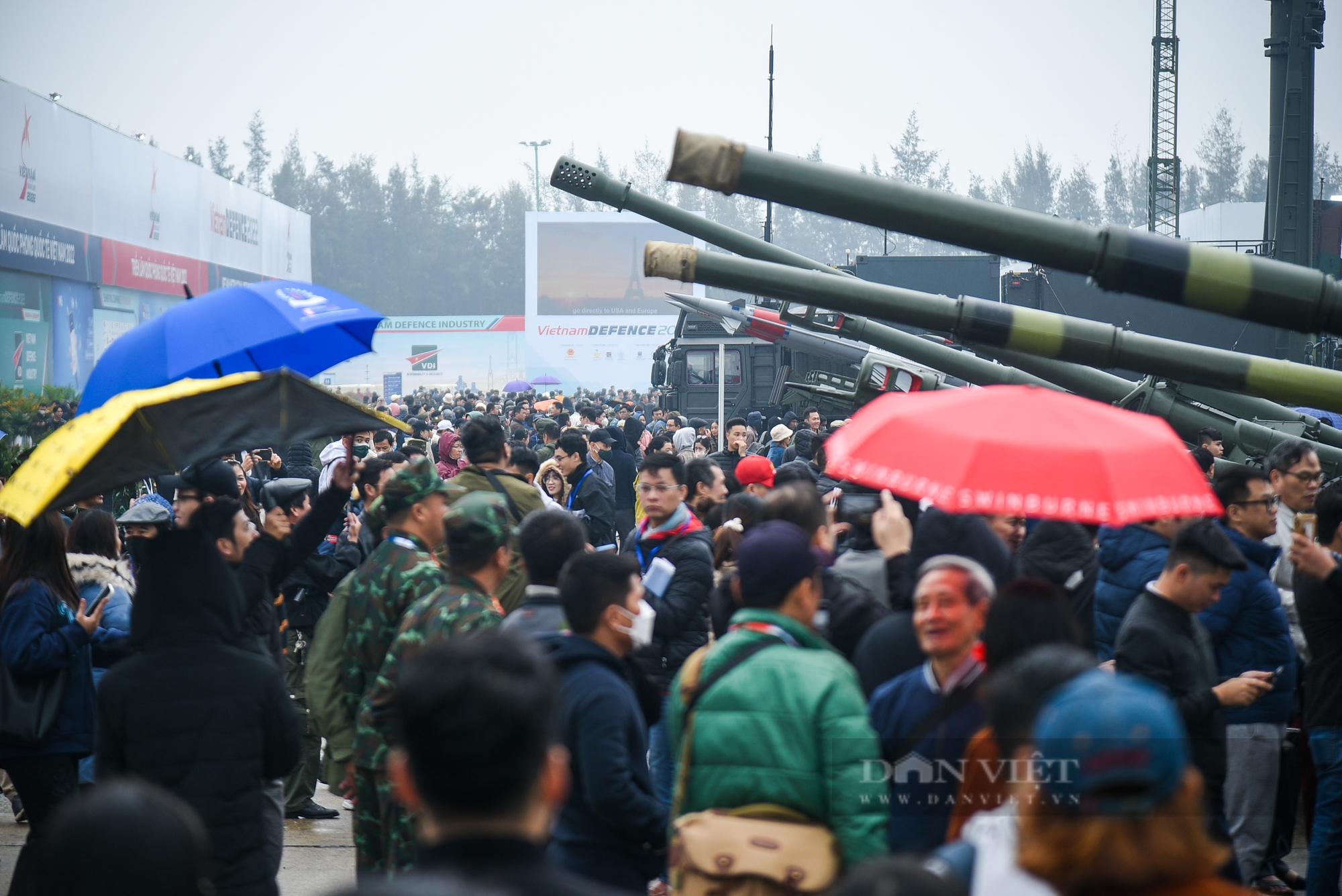 Người dân đội mưa xếp hàng chờ xem vũ khí quân sự hiện đại tại Triển lãm Quốc phòng quốc tế Việt Nam 2022 - Ảnh 1.