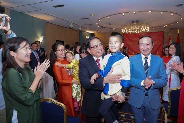 Thủ tướng gặp người Việt ở Luxembourg: Ở đâu đóng góp được cho đất nước là yêu nước - Ảnh 1.